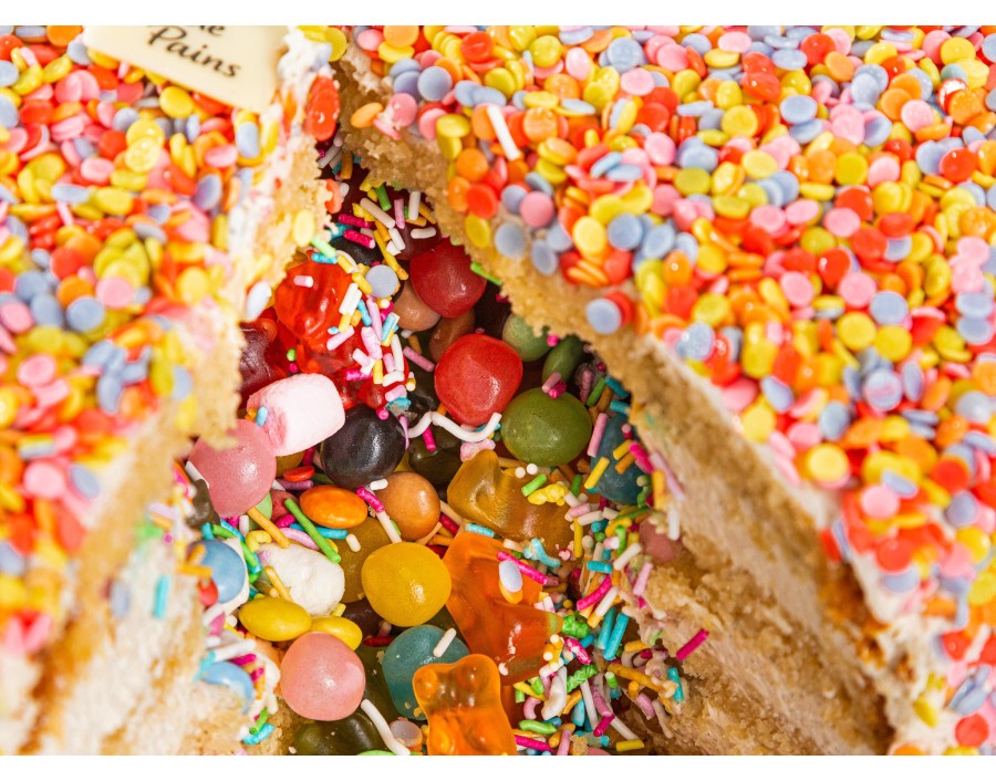 Le Gâteau Pinata cake Le Gâteau Pinata cake